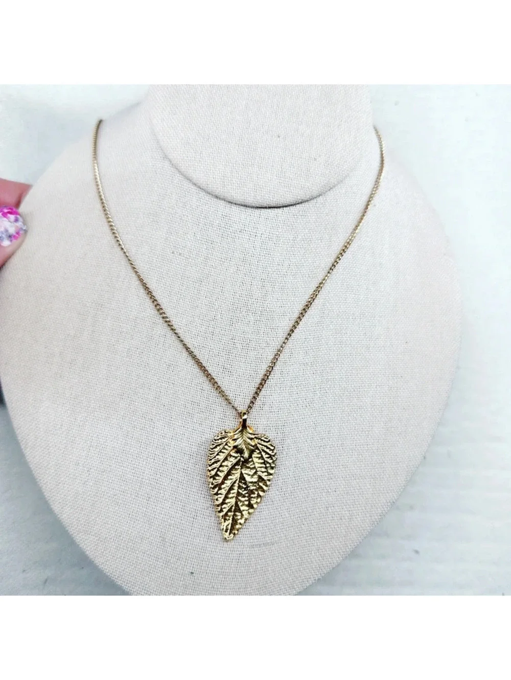5348mc. Goldtone Sarah Coventry Leaf Necklace